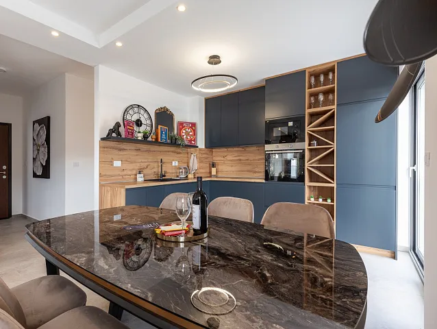 Zum Verkauf steht eine großzügige und luxuriös eingerichtete Drei-Zimmer-Wohnung im Sunny Side Komplex — photo 10